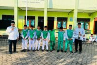 Penyerahan Penghargaan Juara 3 oleh MI Al-Bayyinah Kepada Tim Futsal 