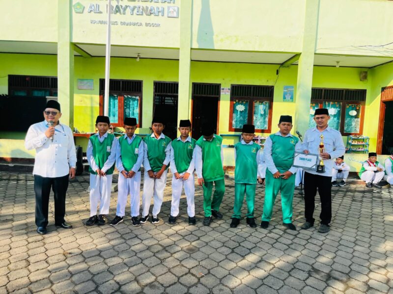 Penyerahan Penghargaan Juara 3 oleh MI Al-Bayyinah Kepada Tim Futsal