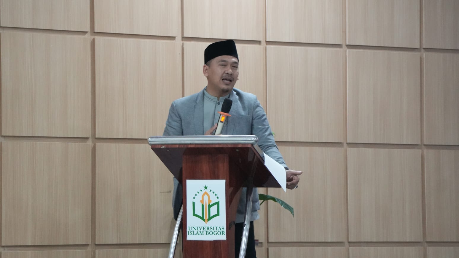rektor uib Dr. H. Samsurizal MZ, S.HI., M.Pd.I.